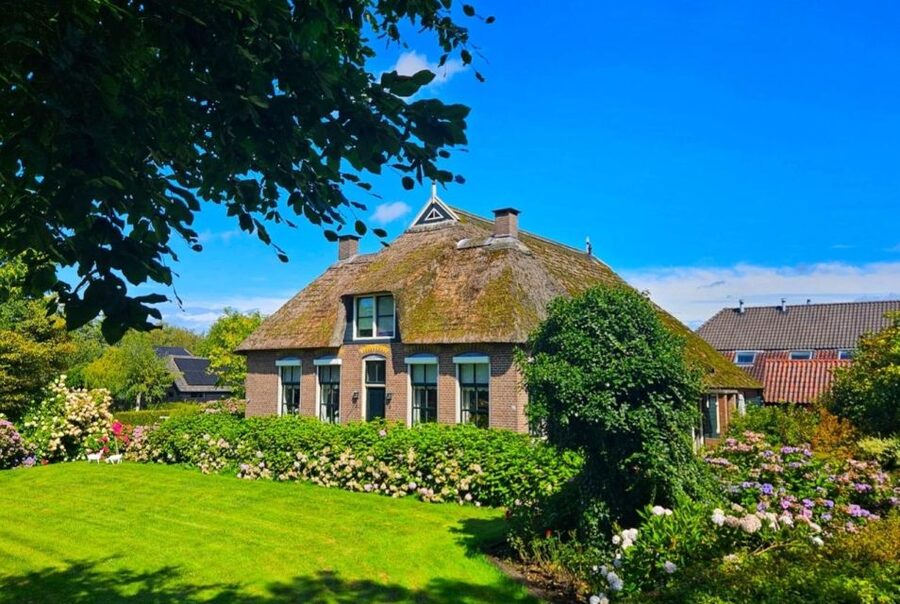 From Amsterdam: Giethoorn & Zaanse Schans Tour w/ Small Boat - Two Dutch villages, two different kinds of charm