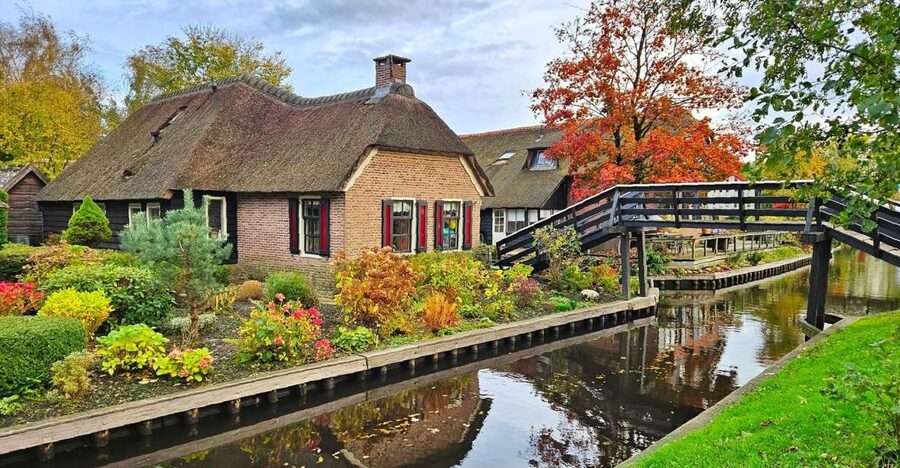 From Amsterdam: Giethoorn & Zaanse Schans Tour w/ Small Boat - The long northbound ride and the changing Dutch countryside