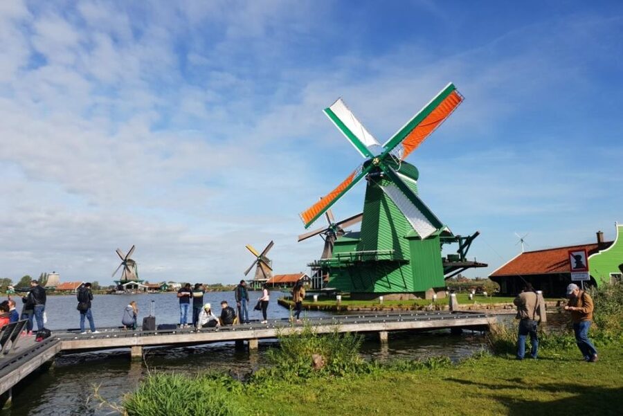 From Amsterdam: Giethoorn & Zaanse Schans Tour w/ Small Boat - Giethoorn by whisper boat