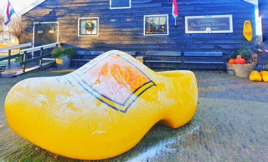 From Amsterdam: Giethoorn & Zaanse Schans Tour w/ Small Boat - Three hours in Giethoorn gives you room to wander