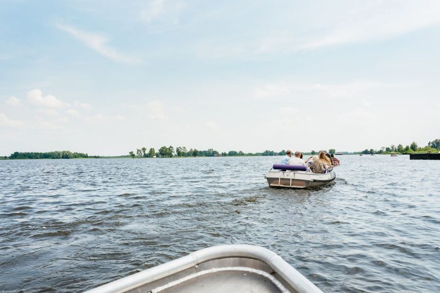From Amsterdam: Giethoorn & Zaanse Schans Tour w/ Small Boat - Guide quality and group size