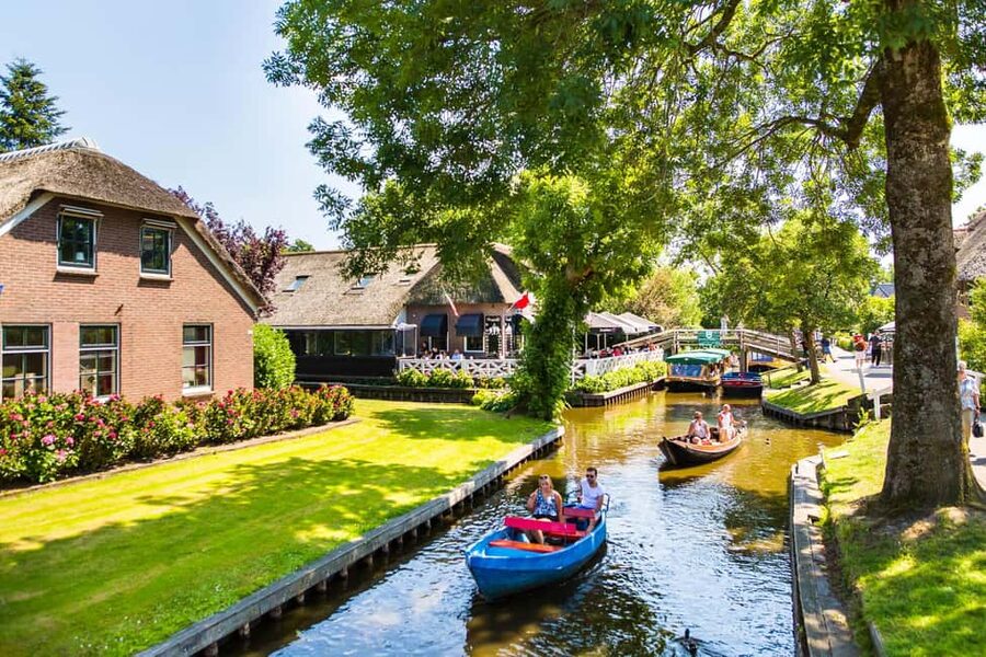 From Amsterdam: Ultimate Giethoorn Experience with Boat Tour - Should you book it?