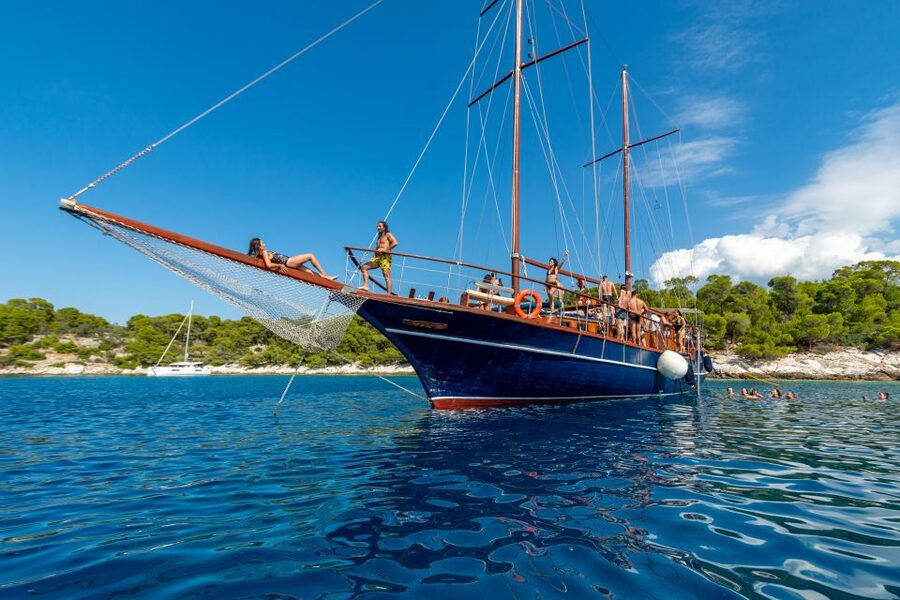From Athens: Aegina, Agistri and Metopi Day Cruise w/ Lunch - The long first sail from Marina Zeas