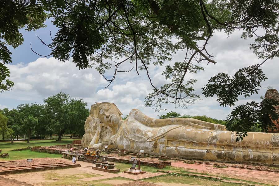 From Bangkok: Ayutthaya Day Tour by Bus with River Cruise - The Buddha head at Wat Mahathat