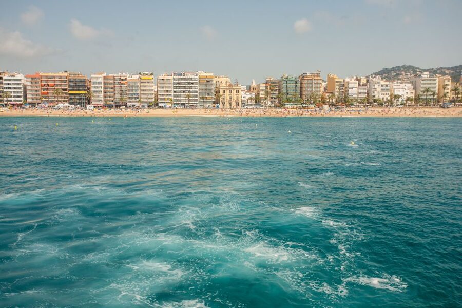 From Barcelona: Costa Brava Day Tour with Boat Trip - Guides, languages, and the level of help
