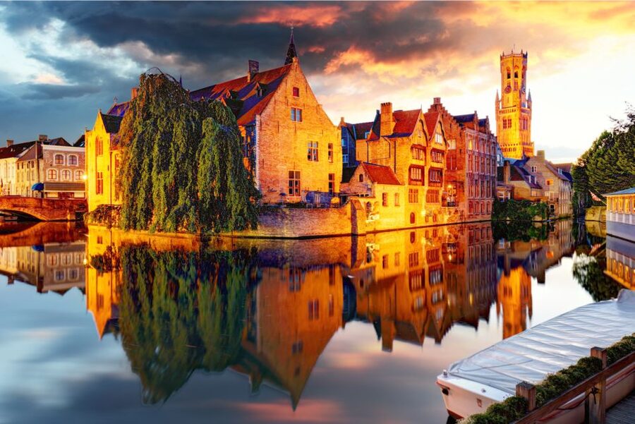 From Brussels: Bruges Day Trip with Boat Tour Option (ES) - Walking, crowds, and the limits of the schedule