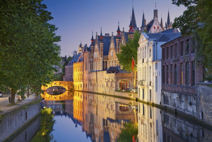 From Brussels: Bruges Day Trip with Boat Tour Option (ES) - Walplein, Stoofstraat, and the canal-side walk