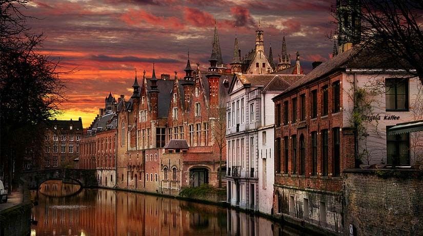 From Brussels: Bruges Day Trip with Boat Tour Option (ES) - Castle Square and the grand center