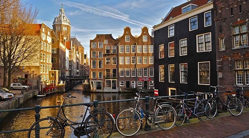 From Brussels: Day Trip to Amsterdam with Canal Boat Cruise - What the canal cruise adds
