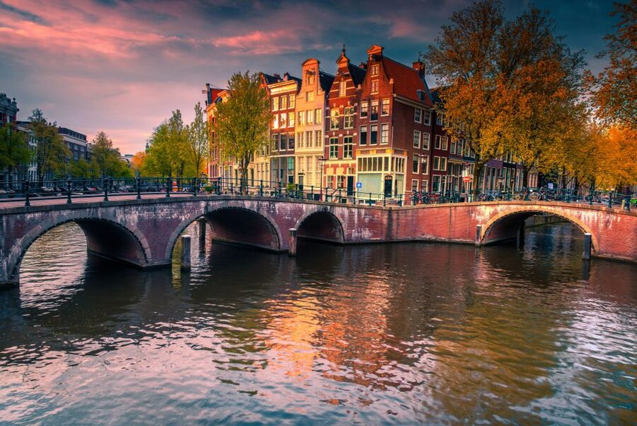 From Brussels: Day Trip to Amsterdam with Canal Boat Cruise - Bilingual guiding and the small group