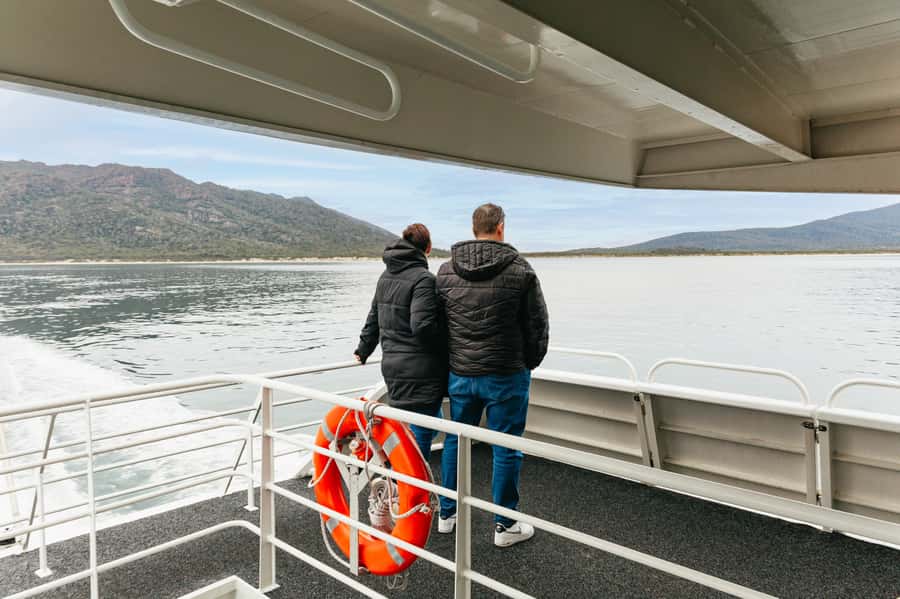 From Coles Bay: Wineglass Bay Cruise with Lunch - Accessibility and family comfort