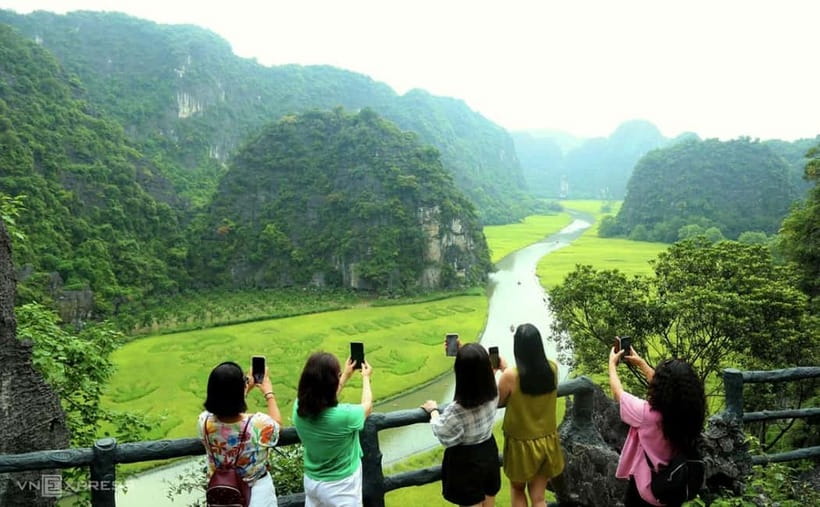 From Hanoi: Tam Coc Boat Trip and Hoa Lu & Mua Cave Tour - Hoa Lu, Vietnams 10th-century capital