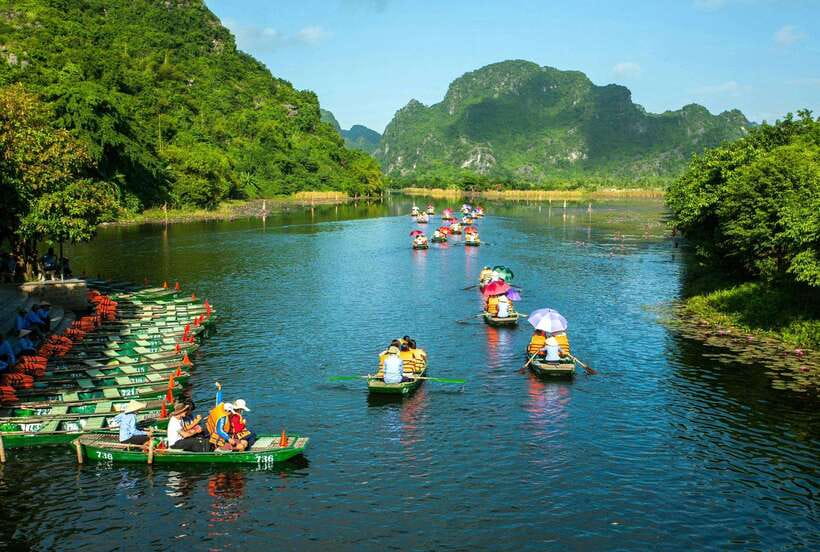 From Hanoi: Tam Coc Boat Trip and Hoa Lu & Mua Cave Tour - Lunch at a local restaurant