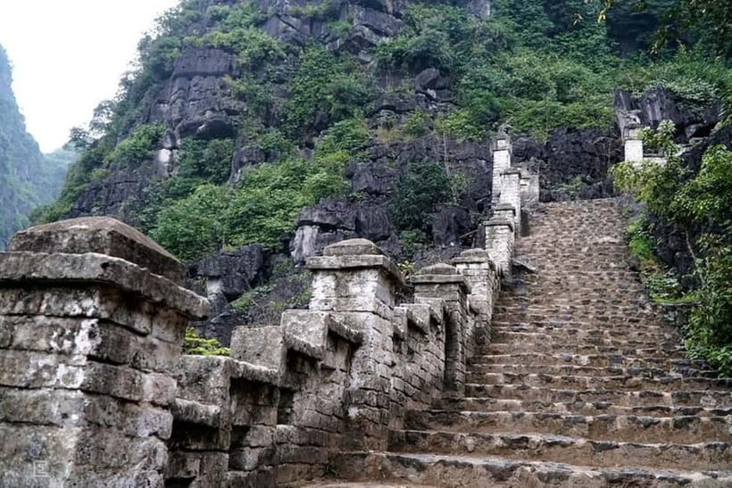 From Hanoi: Tam Coc Boat Trip and Hoa Lu & Mua Cave Tour - What the day feels like in practice