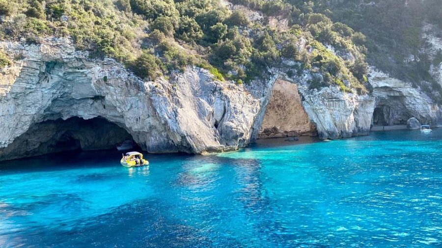 From Lefkimmi: Paxos, Antipaxos & Blue Caves Speedboat Tour - Two hours to eat and explore Gaios