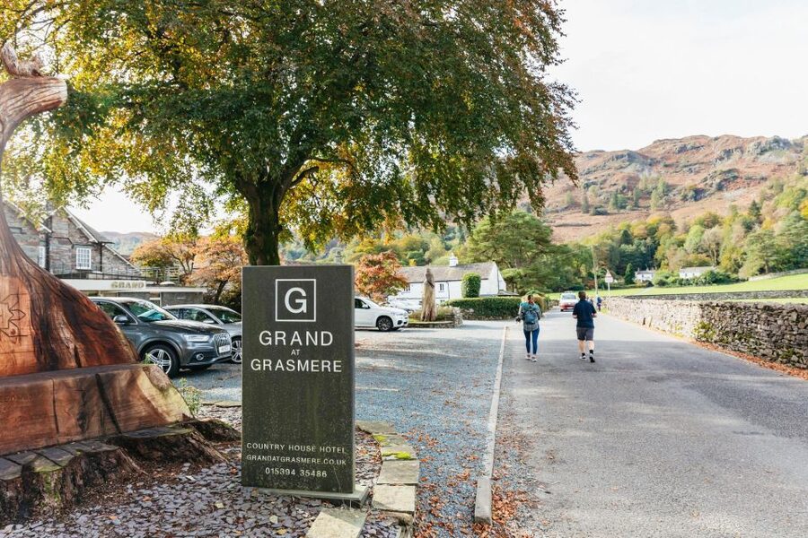 From Manchester: Lake District Bus Tour & Windermere Cruise - Who should book this day trip?