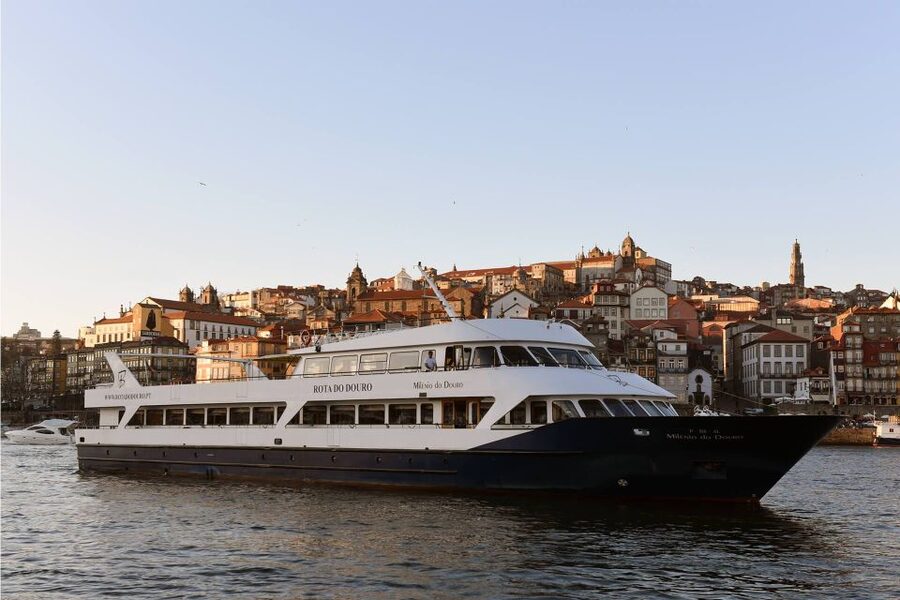 From Porto: Régua to Porto River Cruise with Lunch on Board - The guide and communication factor