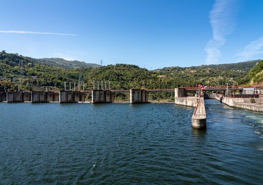 From Porto: Régua to Porto River Cruise with Lunch on Board - A short pause in Peso da Régua