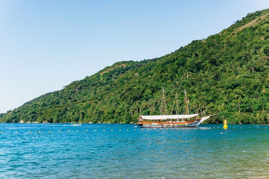 From Rio de Janeiro: Angra dos Reis Boat Trip with Lunch - Boarding the schooner among Angra’s islands