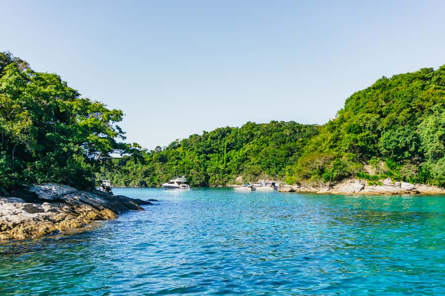 From Rio de Janeiro: Angra dos Reis Boat Trip with Lunch - What the guide and group experience are like
