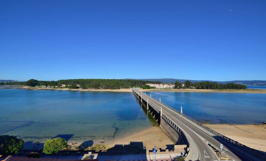 From Santiago: Tour to Rias Baixas with Boat Trip and Winery - How the Day Feels in Practice