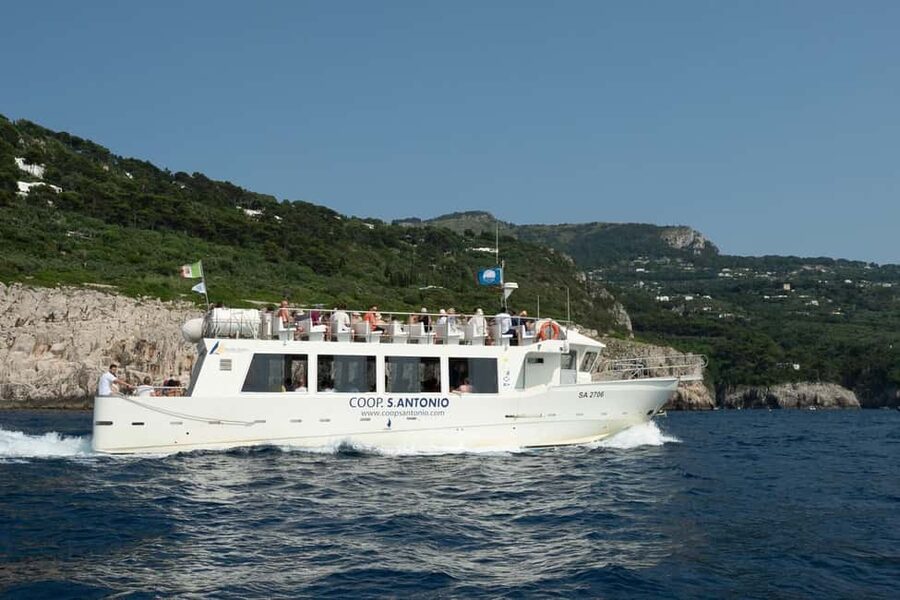 From Sorrento/Nerano: Capri Island Cruise with Guide Onboard - The 45-minute crossing to Capri