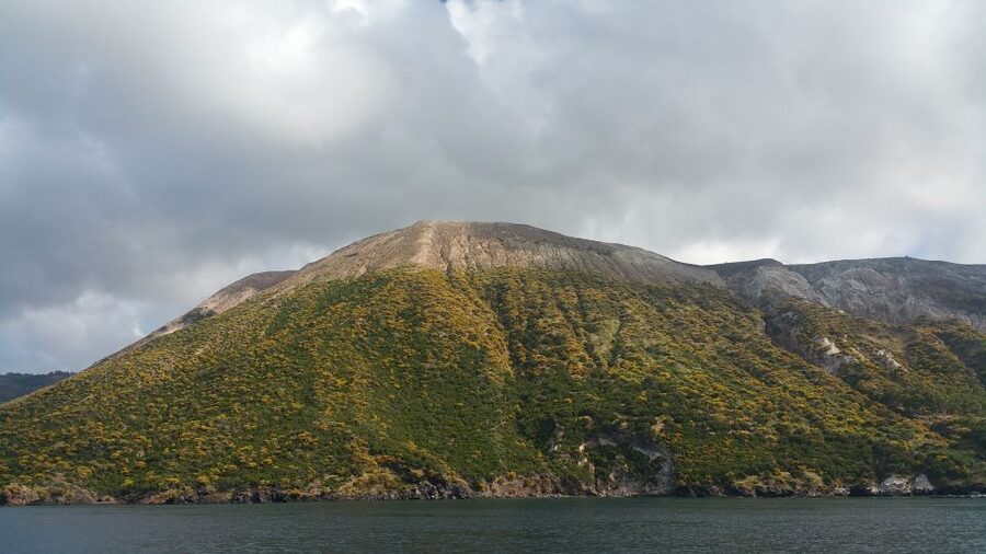 From Taormina: Lipari and Vulcano Mini Cruise Aeolian Tour - Vulcano and its black beach