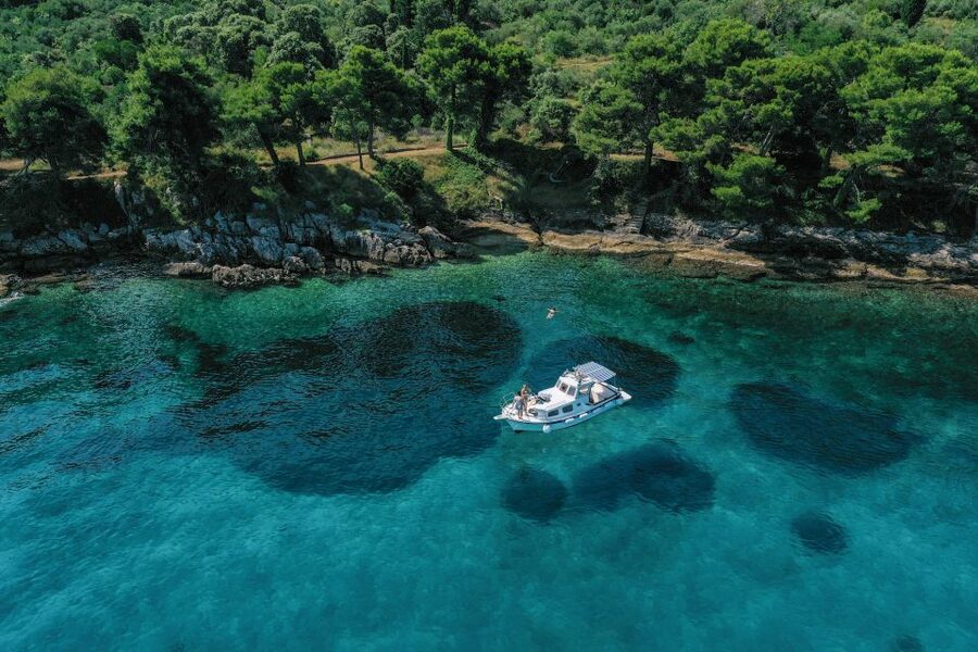 From Zadar: Private Boat Tour to Croatian Islands - The compact boat and what it means on the water