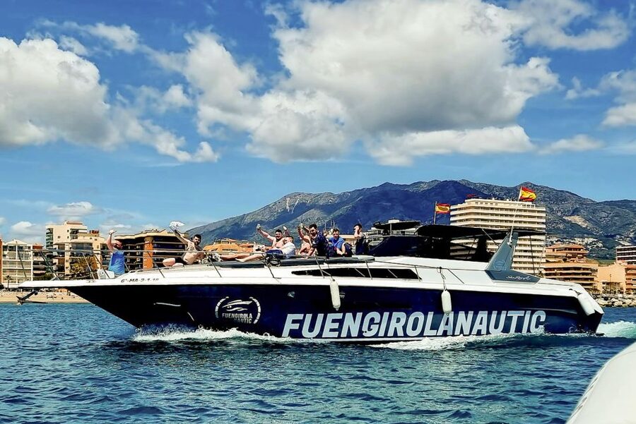 Fuengirola: Dolphin Watching by Yacht with Snacks and Drinks - Crew service and the small details that matter