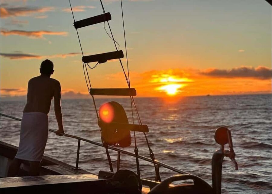 Funchal: Sunset Tour on Traditional Madeiran Boat w/ Drinks - Sailing west toward Cabo Girão