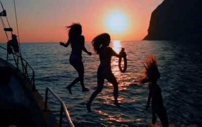 Funchal: Sunset Tour on Traditional Madeiran Boat w/ Drinks