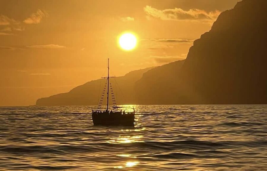 Funchal: Sunset Tour on Traditional Madeiran Boat w/ Drinks - Group size and comfort on the Dragão