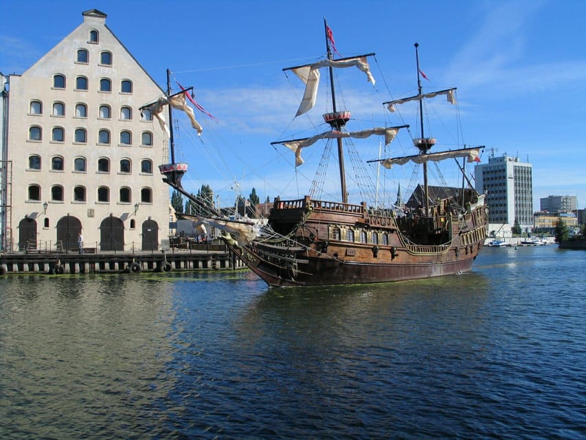 Gdansk: Guided Round-Trip Cruise to Westerplatte - Wisłoujście Fortress and the approach to Westerplatte