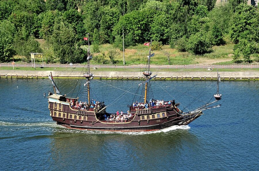 Gdansk: Guided Round-Trip Cruise to Westerplatte - Seeing the shipyard from the Motława River