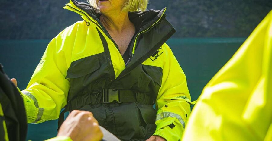 Geiranger: Guided Geirangerfjord Boat Tour - Racing toward De Syv Søstre
