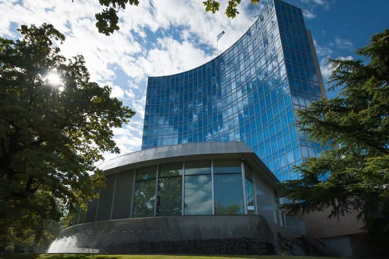 Geneva: Guided City Tour and Boat Cruise - Seeing Geneva’s international quarter by bus