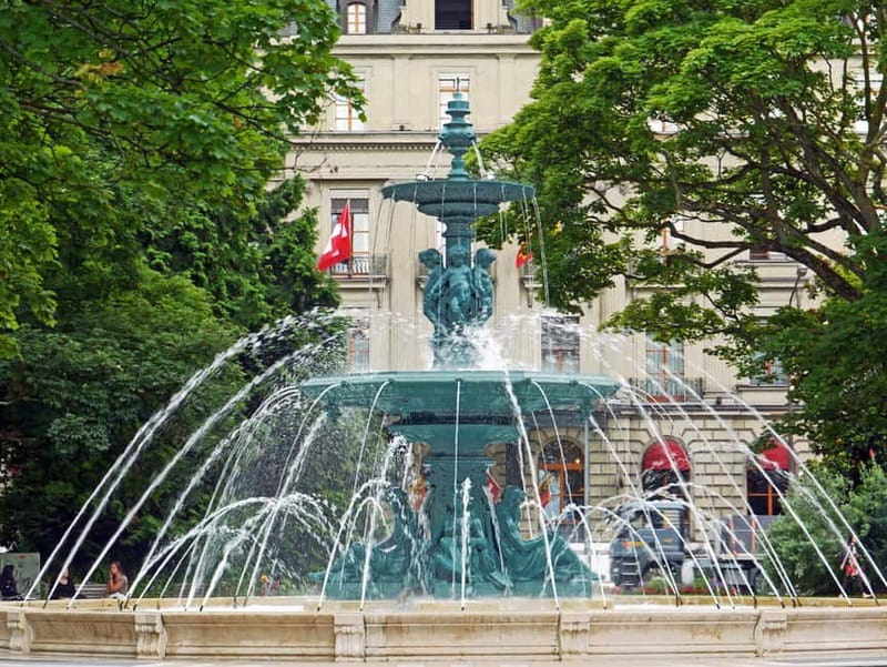 Geneva: Guided City Tour and Boat Cruise - Walking to the lake and boarding the cruise