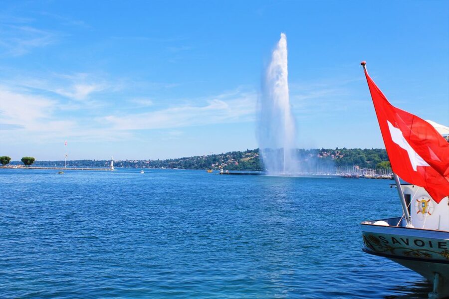 Geneva: Scenic Lake Cruise with Snacks and Wine - The small boat makes the experience personal