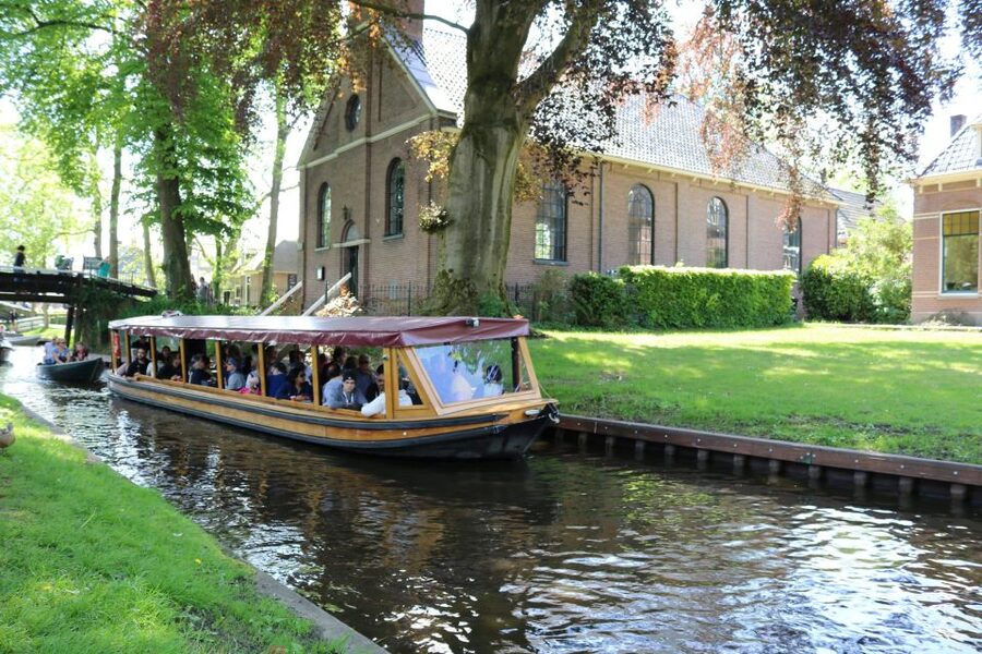 Giethoorn: Village & National Park Canal Cruise with Coffee - The first canal stretch: bridges, gardens, and village life