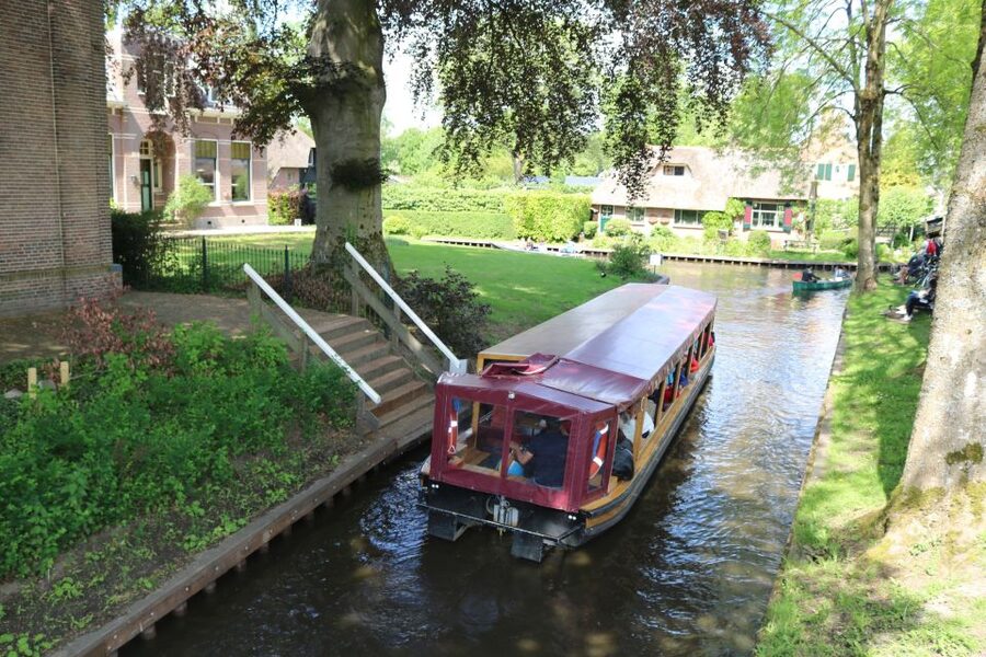 Giethoorn: Village & National Park Canal Cruise with Coffee - Who should book this cruise