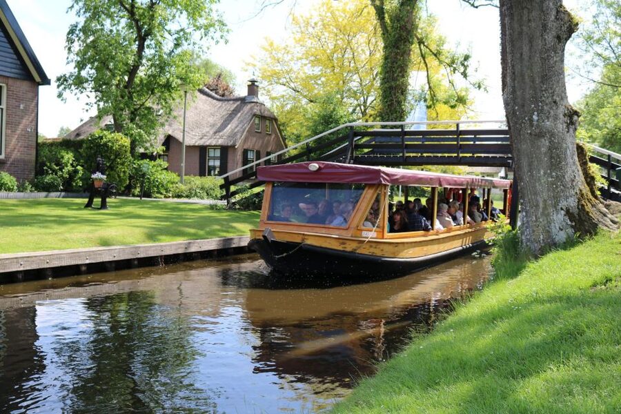Giethoorn: Village & National Park Canal Cruise with Coffee - Boarding at Koppers Giethoorn