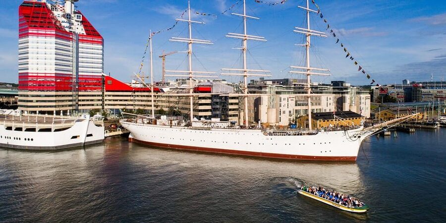 Gothenburg: City Canal Sightseeing Cruise - Moving from canals to the historic harbour