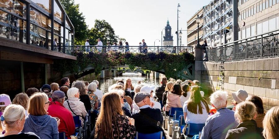 Gothenburg: City Canal Sightseeing Cruise - Seeing homes, shipyards, and academic districts from the water