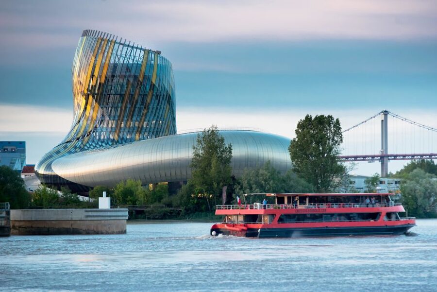 GUIDED CRUISE – BORDEAUX UNESCO - Wine tasting and bar service
