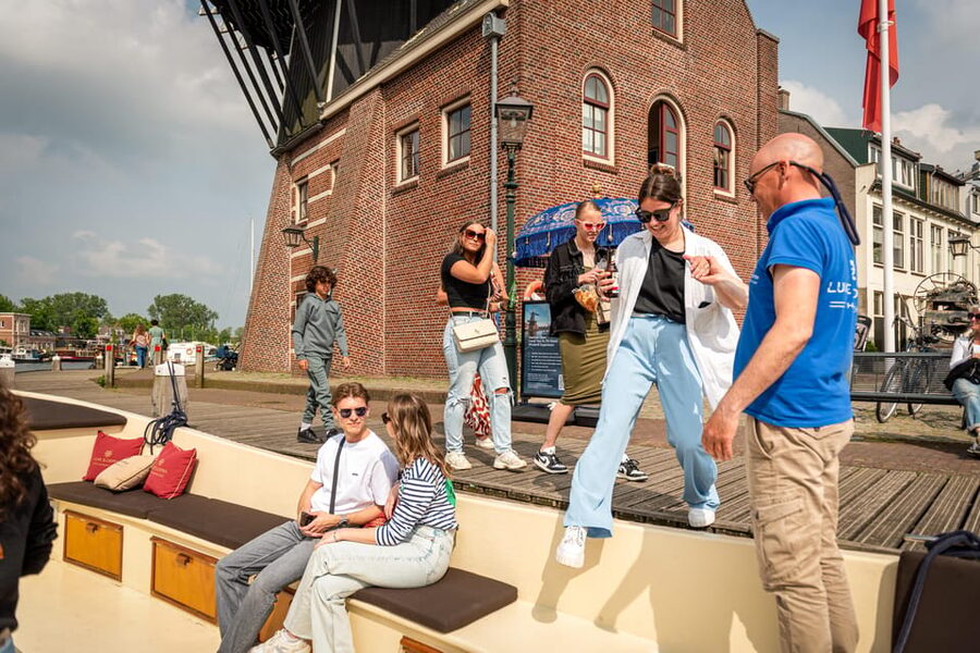 Haarlem: Guided Highlights Canal Cruise on Open Boat - The opening run along the Spaarne River