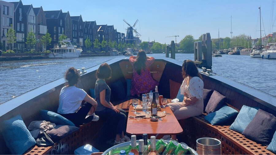 Haarlem: Sightseeing Boat Tour with Snacks and Drinks - St. Bavokerk and the shape of old Haarlem