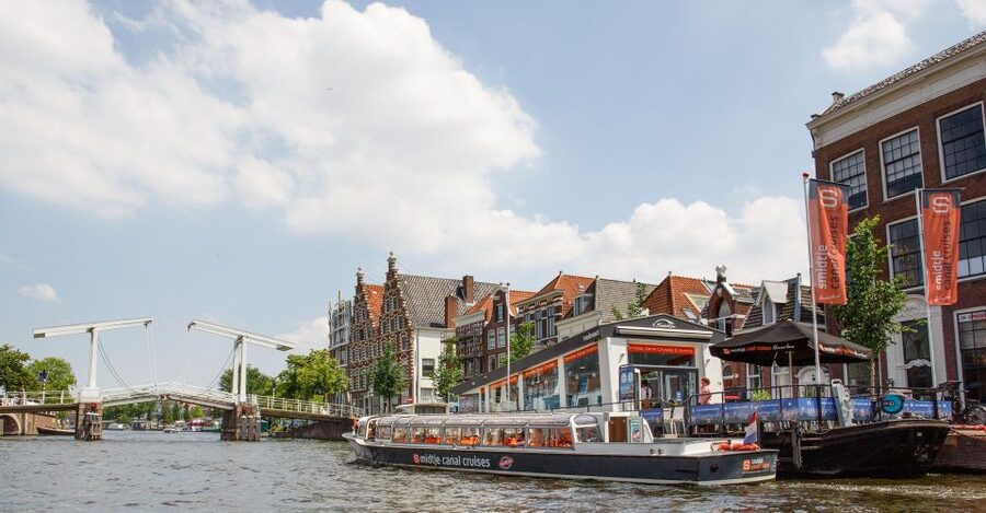Haarlem: Sightseeing Canal Cruise through the City Center - Haarlem from the water in 50 useful minutes