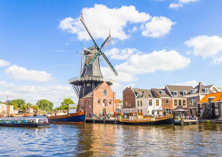 Haarlem: Sightseeing Canal Cruise through the City Center - Teylers Museum and the first look at the Spaarne