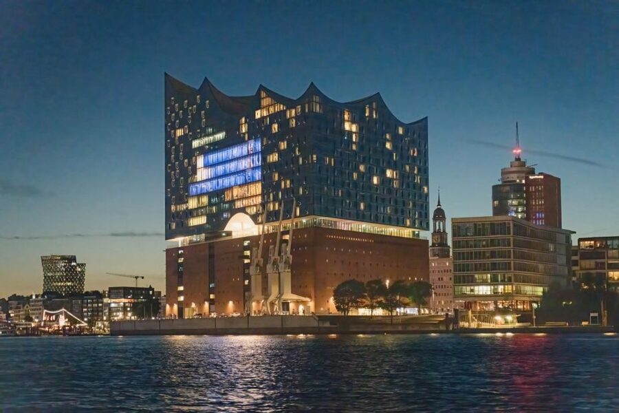 Hamburg: 1.5-Hour Evening Lights Harbour Cruise on a Ship - From Elbe beach to Waltershof