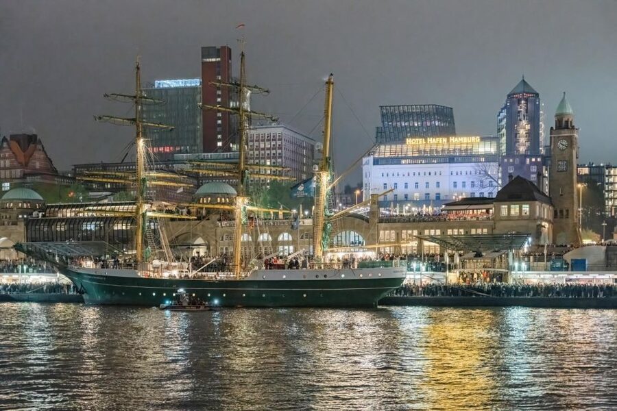 Hamburg: 1.5-Hour Evening Lights Harbour Cruise on a Ship - Choosing between the open deck and the indoor seating